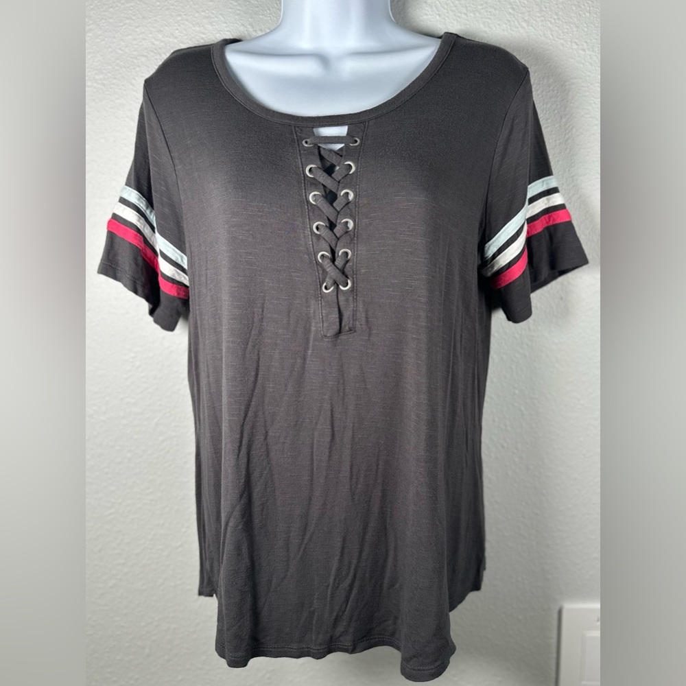 24/7 Maurices Women’s Gray Solid Lace Up Neck Tee Size Medium